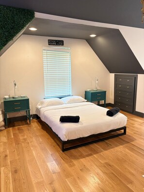 6 bedrooms, iron/ironing board, WiFi, bed sheets
