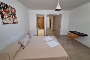 4 habitaciones, tabla de planchar con plancha, wifi y ropa de cama 