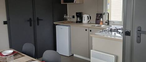 Réfrigérateur, micro-ondes, plaque de cuisson, cafetiÚre/bouilloire