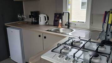 Réfrigérateur, micro-ondes, plaque de cuisson, cafetiÚre/bouilloire