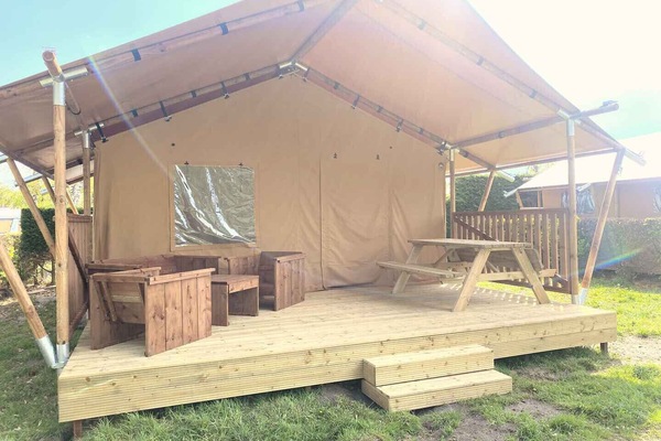 Außenansicht des Ferienparks Klein Strand - Glamping 4p