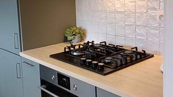 Een koelkast, een microgolfoven, een oven