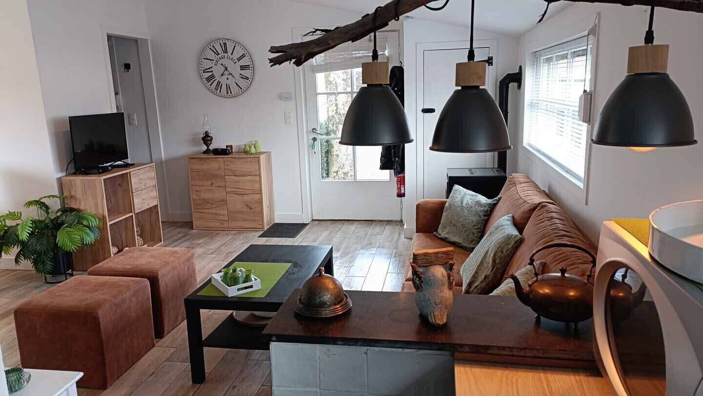 Wohnzimmer des Ferienparks Klein Strand - Luxus-Holz-Chalet