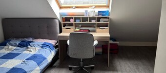 Double Bedroom with Shared Bathroom Available to Rent
Only female guests allowed