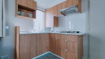 Réfrigérateur, micro-ondes, four, cafetiÚre/bouilloire