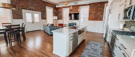 Refrigerador, microondas, horno y parrilla de estufa