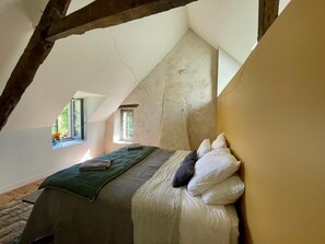 6 bedrooms, iron/ironing board, WiFi, bed sheets