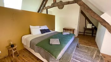 6 bedrooms, iron/ironing board, WiFi, bed sheets