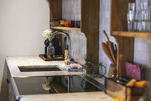 Fridge, oven, dishwasher, coffee/tea maker