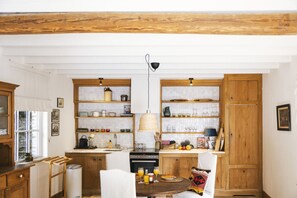 Réfrigérateur, four, lave-vaisselle, cafetière/bouilloire