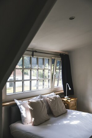 Een bureau, gratis wifi, beddengoed