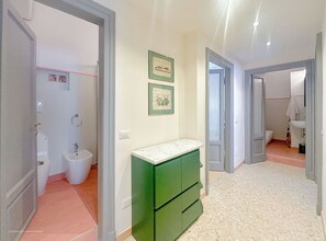 Bruser, hårtørrer, bidet