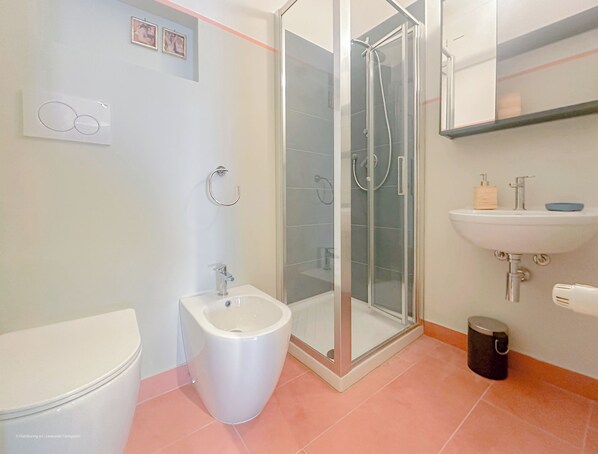 Dusche, Haartrockner, Bidet
