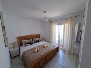 3 bedrooms, iron/ironing board, WiFi, bed sheets - NEW TO THE MARKET! Stunning Townhouse, views, pool, beach and bars/restaurants! (Nerja)