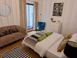 3 chambres, fer et planche à repasser, Wi-Fi, draps fournis