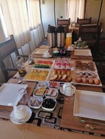 Un bufé de desayuno con diversos alimentos y bebidas.