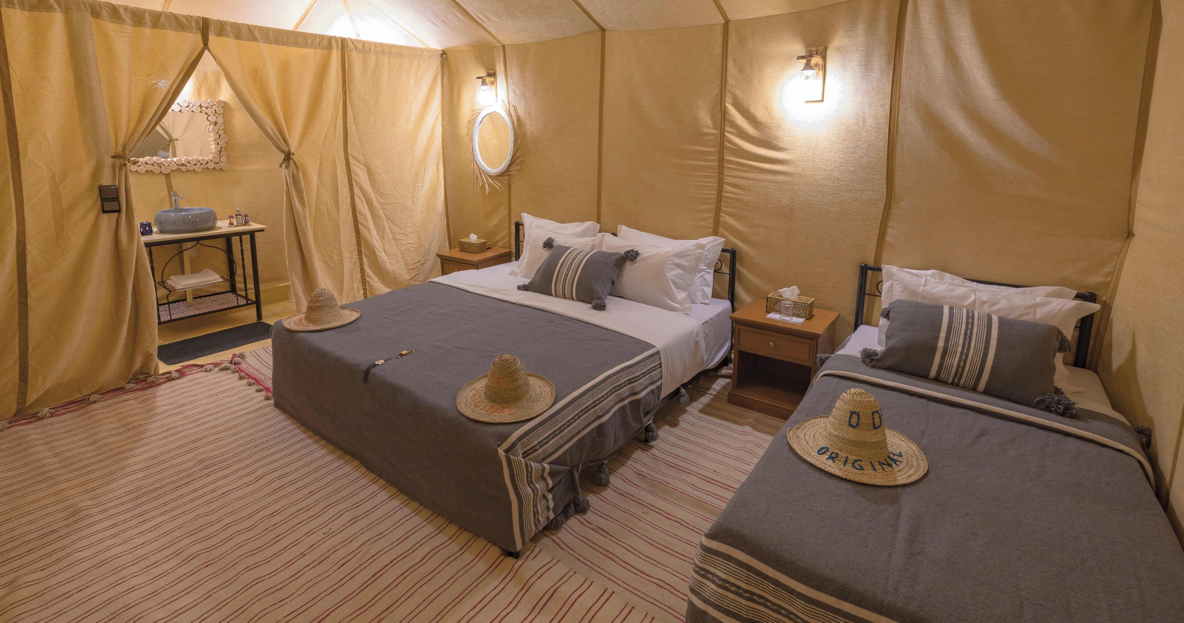 Deluxe driepersoonskamer, balkon, uitzicht op de binnenplaats | Luxe beddengoed, donsdekens, pillowtop-bedden, een kluis op de kamer