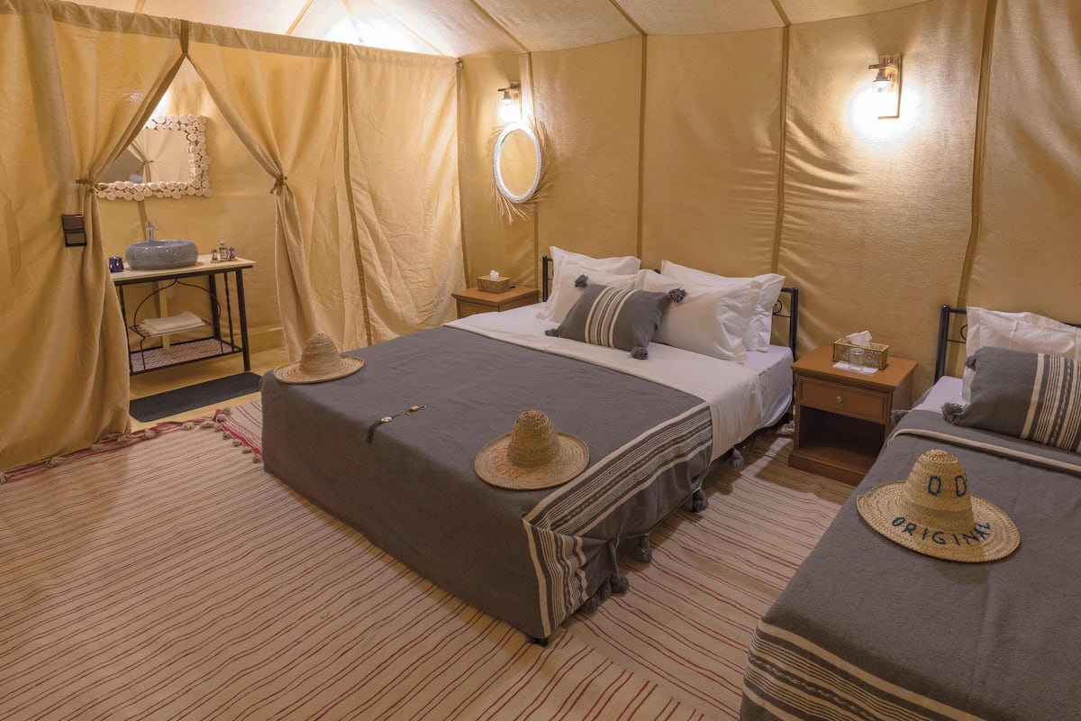 Deluxe driepersoonskamer, balkon, uitzicht op de binnenplaats | Luxe beddengoed, donsdekens, pillowtop-bedden, een kluis op de kamer