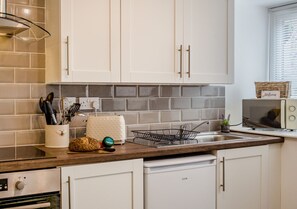 Refrigerador, microondas, horno y utensilios de cocina