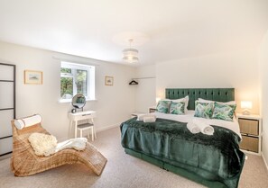 3 bedrooms, iron/ironing board, bed sheets