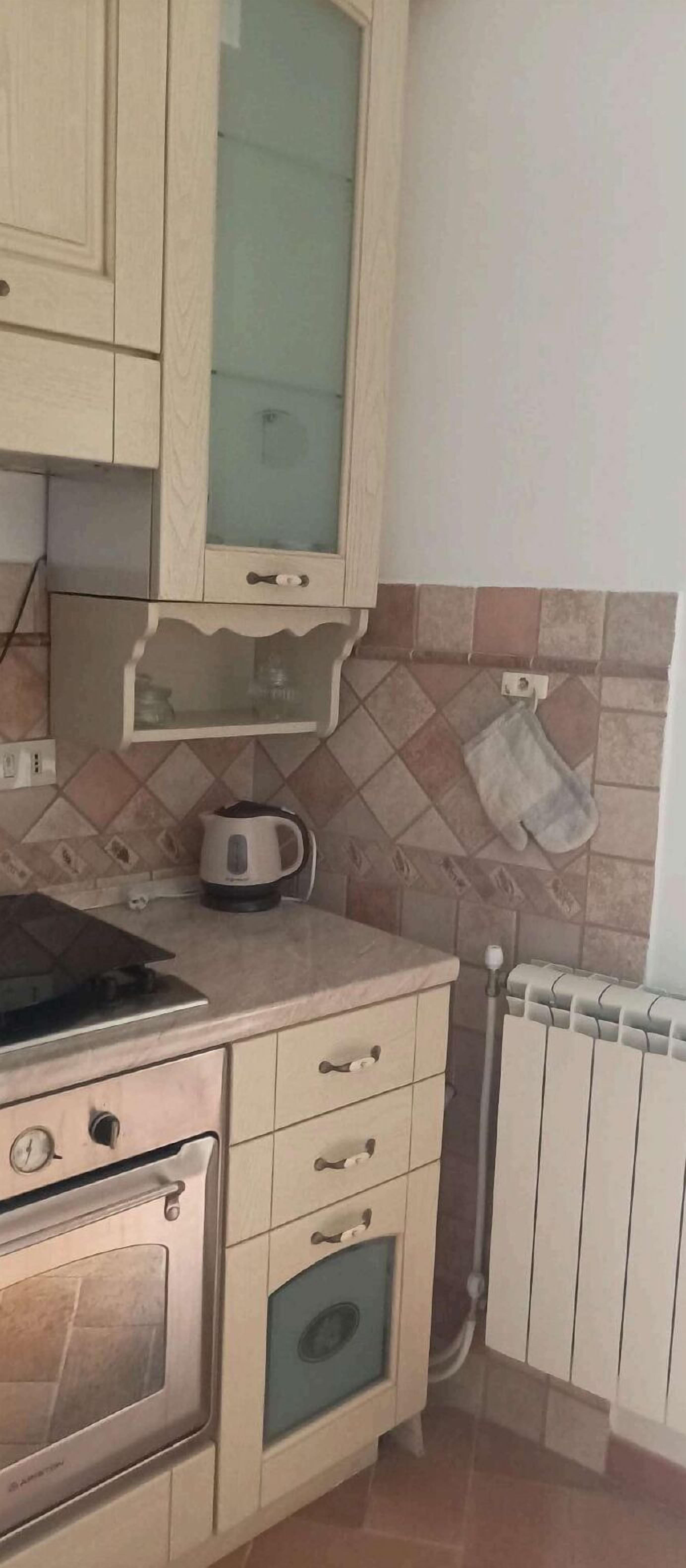 Ofen, Herdplatte, Wasserkocher, Kochgeschirr/Geschirr/Besteck