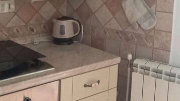 Ofen, Herdplatte, Wasserkocher, Kochgeschirr/Geschirr/Besteck