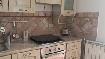 Ofen, Herdplatte, Wasserkocher, Kochgeschirr/Geschirr/Besteck