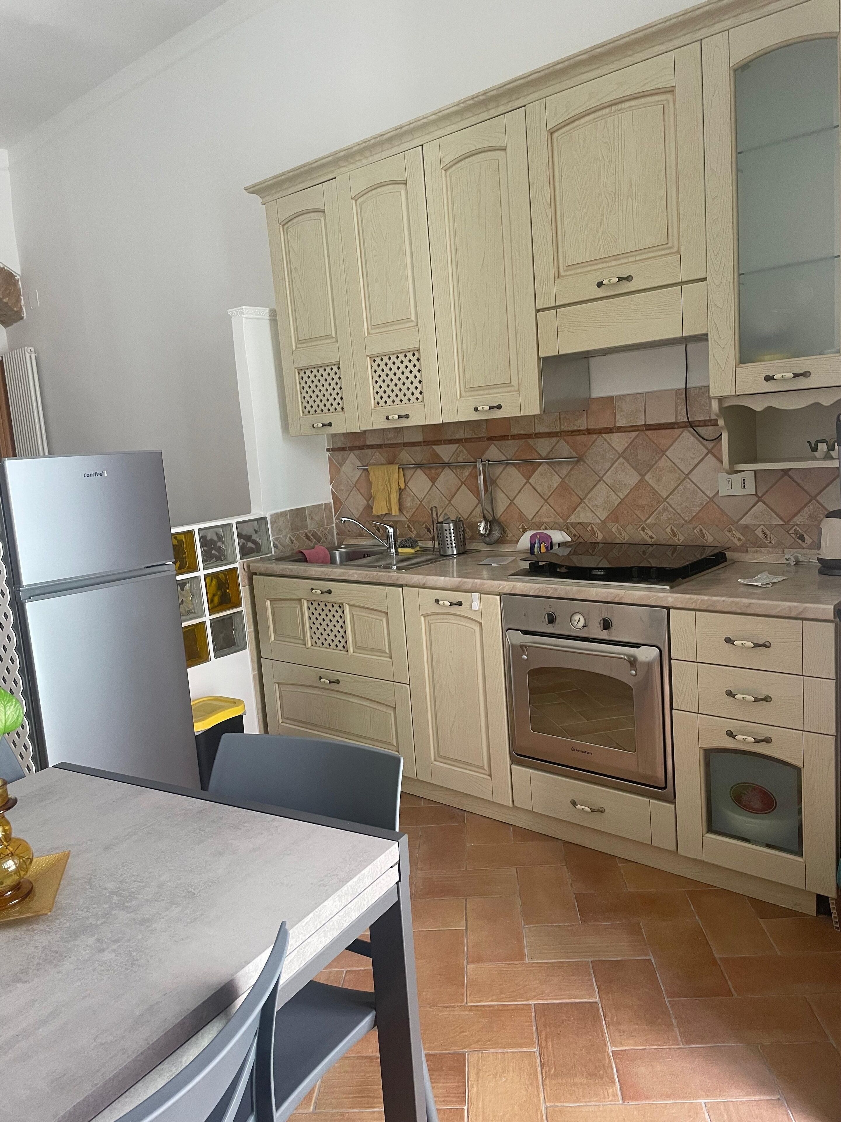 Horno, placa de cocina, hervidor eléctrico y utensilios de cocina