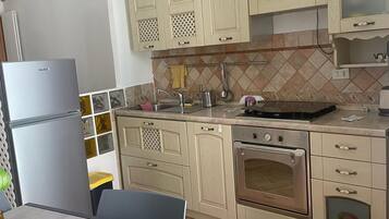 Ofen, Herdplatte, Wasserkocher, Kochgeschirr/Geschirr/Besteck