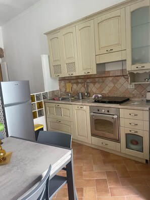 Ofen, Herdplatte, Wasserkocher, Kochgeschirr/Geschirr/Besteck