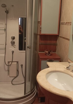 Dusche, umweltfreundliche Kosmetikartikel, Bidet, Handtücher