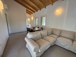 TV connectée, cheminée, écrans d'ordinateur