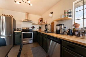 Fridge, oven, stovetop, dishwasher