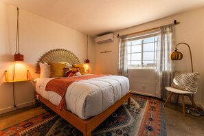 Een bureau, een strijkplank/strijkijzer, wifi, beddengoed