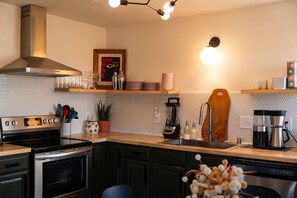 Een koelkast, een oven, een kookplaat, een vaatwasser