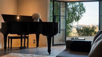 Smart-TV, peis, bøker og stereoanlegg