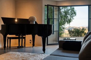 Smart TV, fireplace, books, stereo - The Aspen Retreat by Gleb Savchenko | Joshua Tree (Morongo Valley)