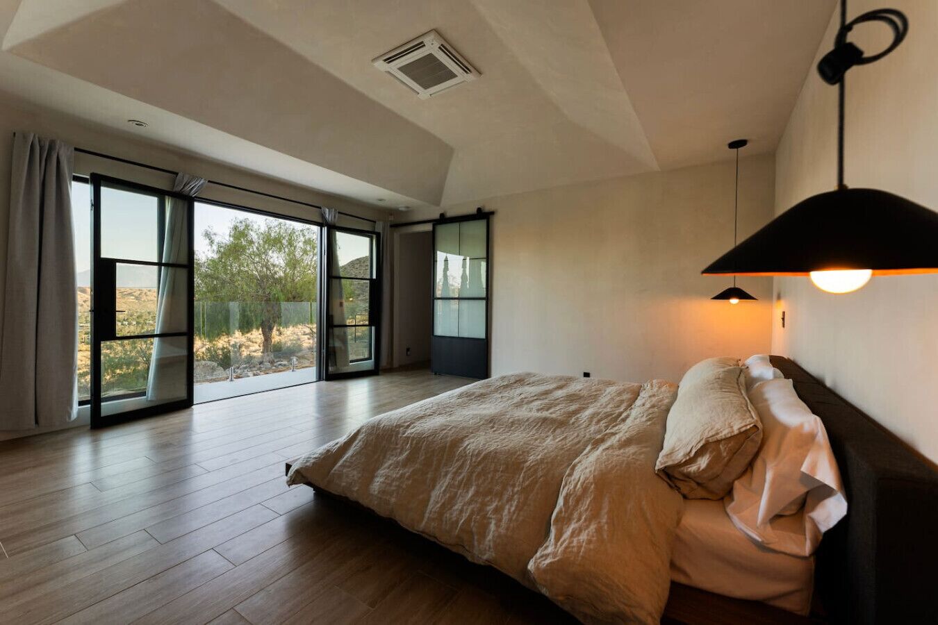 3 室のベッドルーム、デスク、アイロン / アイロン台、WiFi (無料)