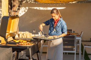 Outdoor dining - The Aspen Retreat by Gleb Savchenko | Joshua Tree (Morongo Valley)