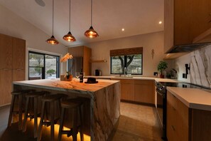 Fridge, microwave, oven, stovetop - The Aspen Retreat by Gleb Savchenko / Joshua Tree (Morongo Valley)