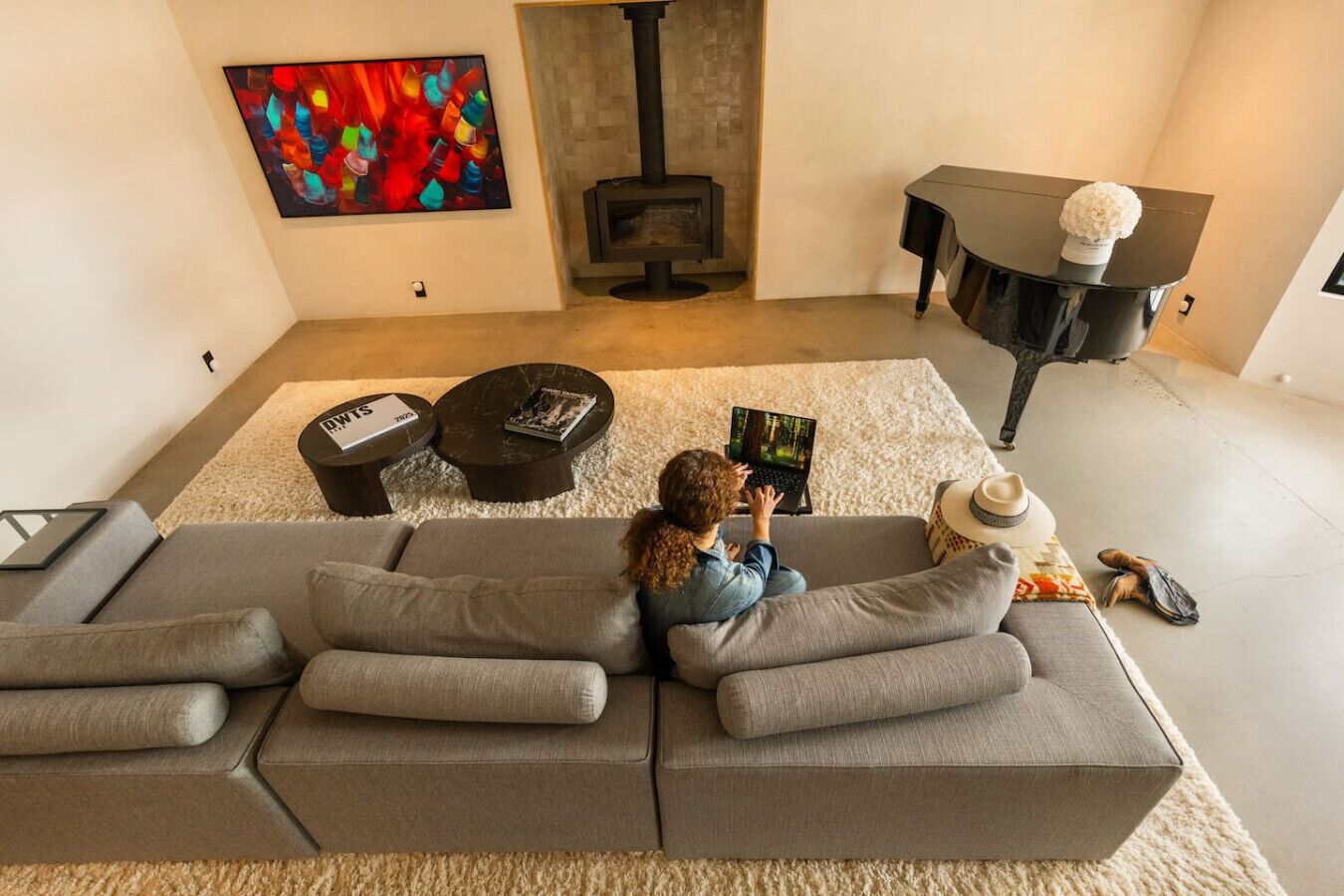 Smart TV, chimenea, libros y estéreo 