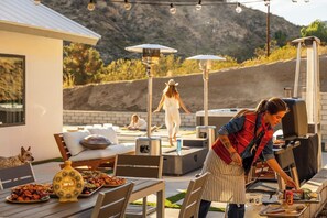 Outdoor dining - The Aspen Retreat by Gleb Savchenko | Joshua Tree (Morongo Valley)