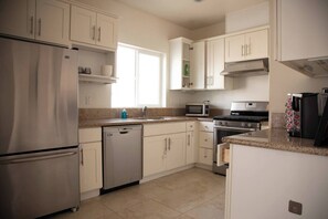 Mikrovågsugn, ugn, spishäll och diskmaskin