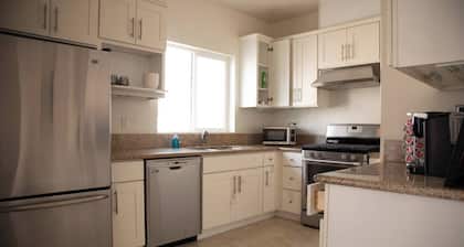 Cozy 2-bed, 2-bath condo WiFi, AC, near lake and shopping centers in Corona.