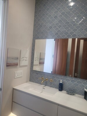 Shower, hair dryer, towels, soap - Ocean Sunsets 1 bd Guesthouse
Forever ocean views, short stroll to the sand  (Malibu)