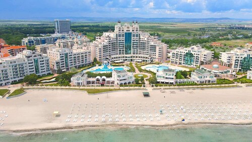 Enjoy a relaxing family vacation at the sea in Apartment Sunset resort C8-24