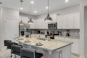 冰箱、微波炉、烤箱、炉灶