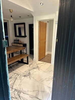 Interior - Jacuzzi Cottage in Watford - Quiet and relaxing (Bricket Wood)