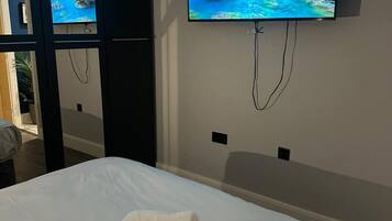 2 bedrooms, iron/ironing board, travel cot, free WiFi