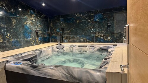 Jacuzzi Cottage in Watford - Quiet and relaxing